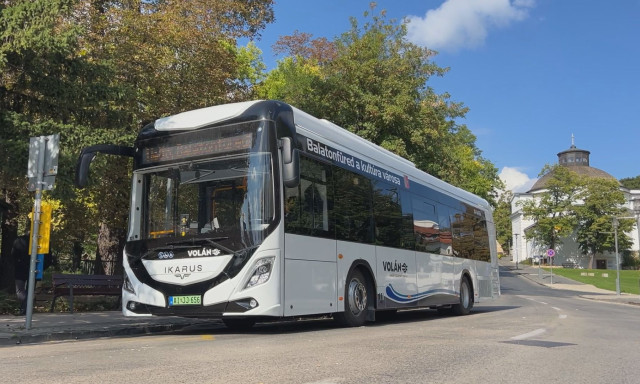 H&aacute;rom &uacute;j elektromos aut&oacute;buszt &aacute;ll&iacute;tottak &uuml;zembe Balatonf&uuml;reden