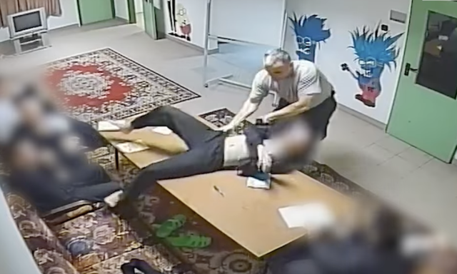 Kir&aacute;ngatta a padb&oacute;l, r&aacute;taposott &eacute;s megr&uacute;gta - Vide&oacute;n, ahogy a Szőlő utcai igazgat&oacute; b&aacute;ntalmaz egy fiatalt