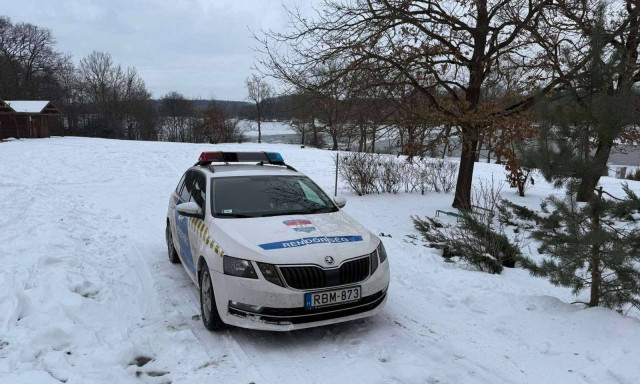 Beszakadt alatta a j&eacute;g, m&eacute;gsem &aacute;llt meg - Rendőr mentette meg a fiatal nőt - VIDE&Oacute;