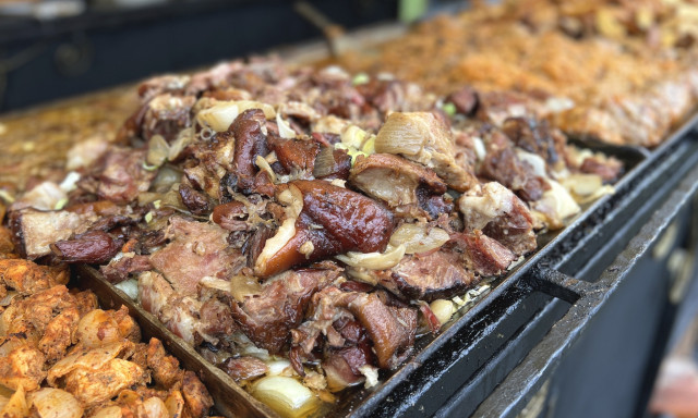 Cs&uuml;l&ouml;k, libacomb &eacute;s forralt bor v&aacute;r mindenkit szombatt&oacute;l Balatonalm&aacute;diban