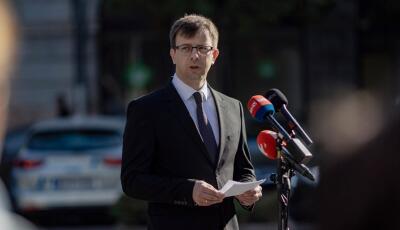 B&oacute;ka J&aacute;nos feljelent&eacute;st tesz a m&aacute;s helyett szavaz&oacute; tisz&aacute;s politikusok ellen