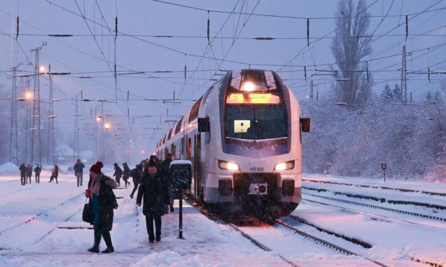 24 &oacute;r&aacute;ban nyitva tartanak a v&aacute;r&oacute;termek az extr&eacute;m hideg miatt