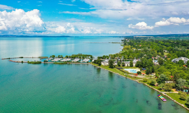 Fek&aacute;li&aacute;s v&iacute;z ker&uuml;lt a Balatonba Balatonszemesn&eacute;l