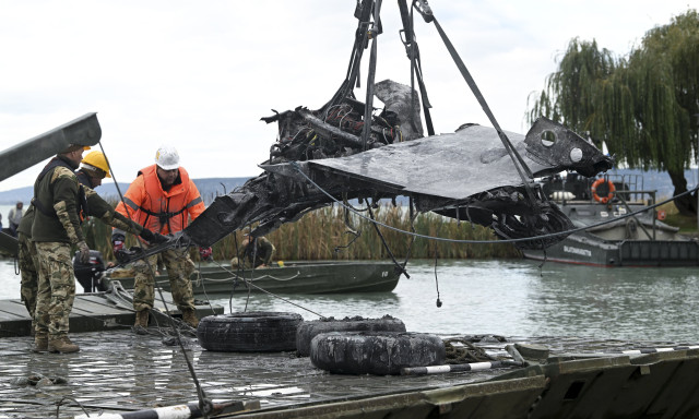 M&aacute;sodik vil&aacute;gh&aacute;bor&uacute;s magyar vad&aacute;szg&eacute;p roncsait emelt&eacute;k ki a v&iacute;zből Balatonakaratty&aacute;n