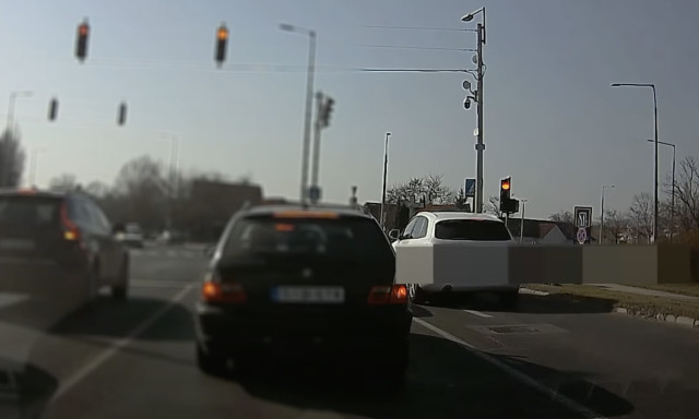 Mit nekem piros l&aacute;mpa? Megint civil aut&oacute;kb&oacute;l ellenőriztek a rendőr&ouml;k Veszpr&eacute;mben - VIDE&Oacute;
