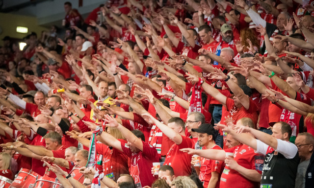 P&eacute;nteken este kezdődik a bajnoki d&ouml;ntő első felvon&aacute;sa