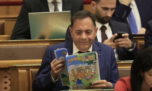 D&ouml;rm&ouml;gő D&ouml;m&ouml;t&ouml;rrel a kez&eacute;ben jelent meg P&oacute;cs J&aacute;nos a parlamentben