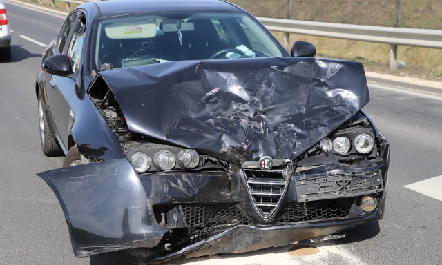 K&eacute;t g&eacute;pkocsi &uuml;tk&ouml;z&ouml;tt &ouml;ssze V&aacute;rpalot&aacute;n&aacute;l cs&uuml;t&ouml;rt&ouml;k&ouml;n