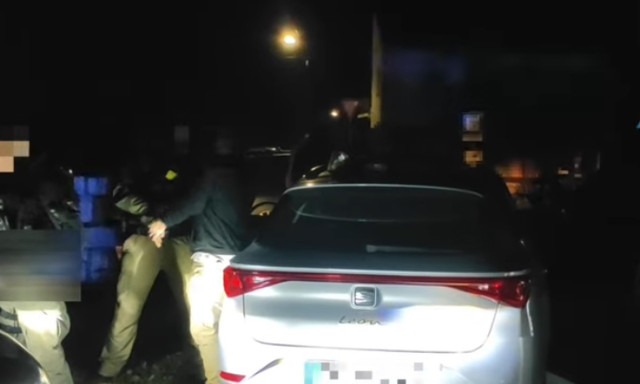 Aut&oacute;j&aacute;ban csaptak le a k&aacute;bszer-d&iacute;lerre a veszpr&eacute;mi rendőr&ouml;k - VIDE&Oacute;