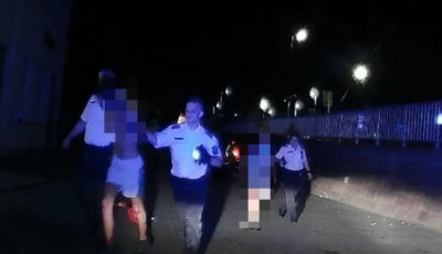 Az aut&oacute;k k&ouml;z&ouml;tt k&oacute;ringy&aacute;lt tot&aacute;lon egy f&eacute;rfi &eacute;s bar&aacute;tnője Veszpr&eacute;mben, rendőr&ouml;k vitt&eacute;k el őket a balh&eacute; ut&aacute;n