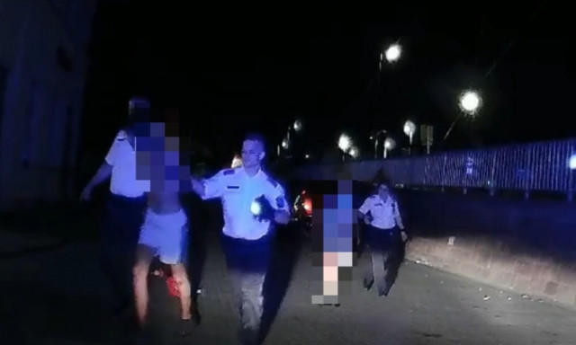 Az aut&oacute;k k&ouml;z&ouml;tt k&oacute;ringy&aacute;lt tot&aacute;lon egy f&eacute;rfi &eacute;s bar&aacute;tnője Veszpr&eacute;mben, rendőr&ouml;k vitt&eacute;k el őket a balh&eacute; ut&aacute;n
