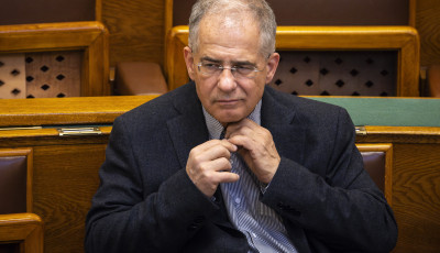 K&oacute;sa Lajos sem veszi fel a mand&aacute;tum&aacute;t, &eacute;s kisz&aacute;ll a fideszes tiszt&uacute;j&iacute;t&aacute;sb&oacute;l