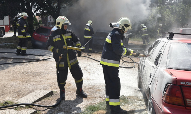 Aut&oacute; &eacute;gett egy veszpr&eacute;mi parkol&oacute;ban