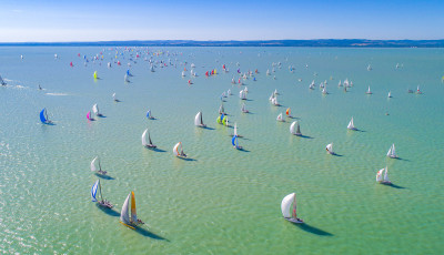 Elrajtolt a K&eacute;kszalag Balatonf&uuml;redről