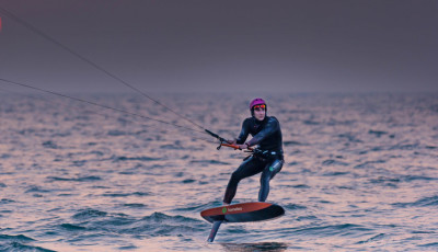 &Uacute;j magyar kitesz&ouml;rfrekord sz&uuml;letett a Balatonon a h&eacute;tv&eacute;g&eacute;n