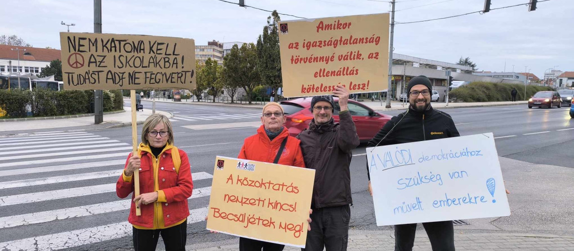 Ez&uacute;ttal is a buszp&aacute;lyaudvar előtt demonstr&aacute;ltak a zebraszerd&aacute;z&oacute;k