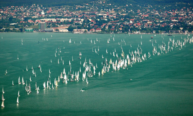 600 haj&oacute;, 3000 vitorl&aacute;z&oacute; - J&uacute;lius 22-&eacute;n rajtol el az 53. K&eacute;kszalag