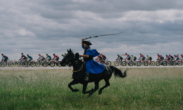 Lovas bety&aacute;rok &eacute;s traktorok fűszerezt&eacute;k az idei Tour de Hongrie ker&eacute;kp&aacute;rversenyt