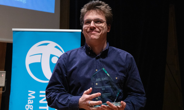 A 444.hu &uacute;js&aacute;g&iacute;r&oacute;ja nyerte a 2025. &eacute;vi Transparency-Soma D&iacute;jat