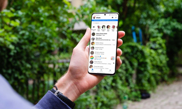 Megbolondult, visszafel&eacute; p&ouml;r&ouml;g a Messenger