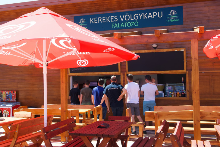 Megnyitott a biciklis falatozó Nemesvámoson, sebtiben le is teszteltük őket