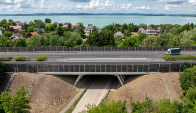 H&aacute;roms&aacute;vos lesz az M7-es a Balatonig, de 2027-ben &aacute;llnak csak neki