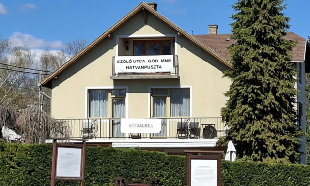 Harmadik felvon&aacute;s a f&uuml;redi plak&aacute;th&aacute;bor&uacute;ban - &bdquo;SZ&Aacute;NALMAS&rdquo; lett a v&aacute;lasz az als&oacute; szintről