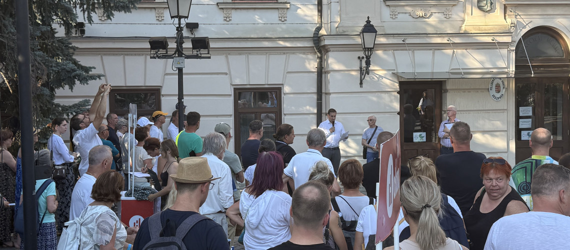 Civilek demonstr&aacute;ltak a v&aacute;rosh&aacute;z&aacute;n&aacute;l az Aranyosv&ouml;lgy &uuml;gy&eacute;ben, a polg&aacute;rmester k&eacute;sz folytatni a p&aacute;rbesz&eacute;det