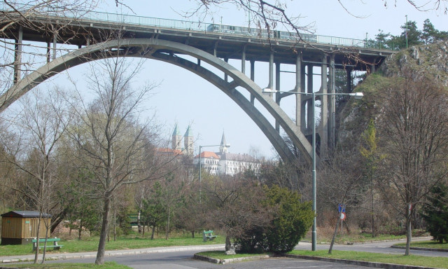 Hopp&aacute;! J&ouml;het a viadukt fel&uacute;j&iacute;t&aacute;sa?