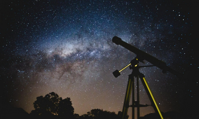 Ezer &eacute;v ut&aacute;n, j&uacute;nius v&eacute;g&eacute;n &uacute;jra az &ouml;sszes bolyg&oacute; l&aacute;that&oacute;v&aacute; v&aacute;lik az &eacute;gbolton