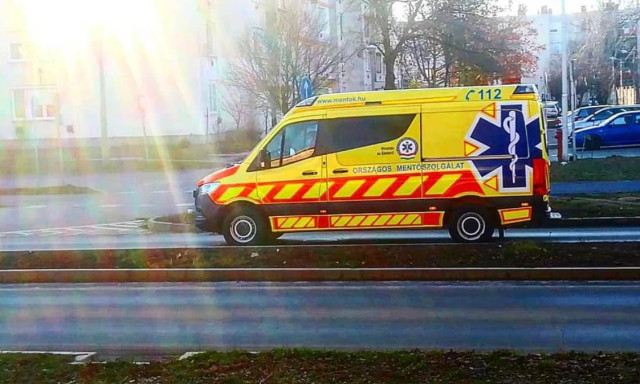 Fuldokl&oacute; &eacute;desanyja &eacute;let&eacute;&eacute;rt k&uuml;zd&ouml;tt a mentőkkel egy&uuml;tt egy Veszpr&eacute;m megyei nő