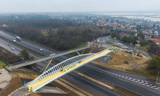 M&aacute;t&oacute;l &uuml;zemel az M7-es &uacute;j h&iacute;dja, ezzel pedig elkezdődik a r&eacute;gi bont&aacute;sa