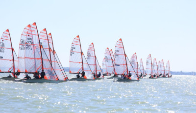 A Balaton &eacute;szaki partj&aacute;n rendezik meg a kontinens egyik legrangosabb ut&aacute;np&oacute;tl&aacute;s vitorl&aacute;sverseny&eacute;t