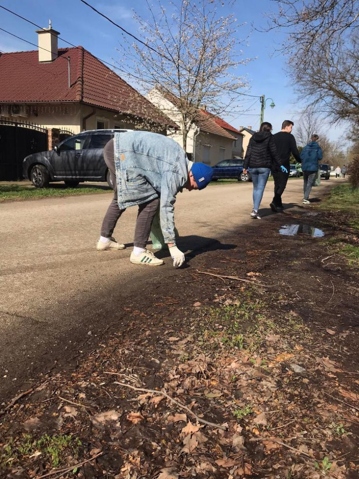 WC-t pucolnak, almaszüreten dolgoznak - Bármilyen melót bevállal az osztály, hogy eljusson Izlandra