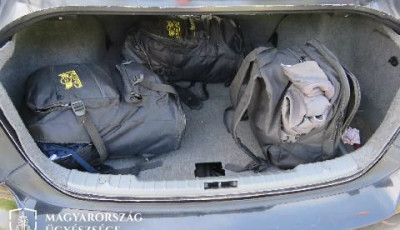 Nagy aut&oacute;s &uuml;ld&ouml;z&eacute;s volt a Balatonn&aacute;l, t&ouml;bb rendőraut&oacute; &uuml;ld&ouml;zte az illeg&aacute;lis migr&aacute;nsokat
