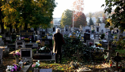 November 1-j&eacute;n &iacute;gy lesznek nyitva a boltok, temetők &eacute;s vir&aacute;gosok