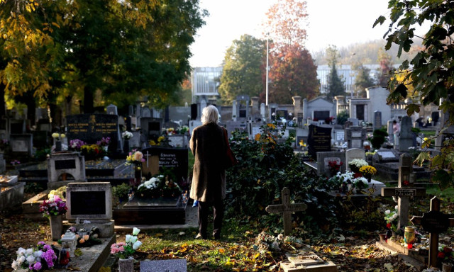 November 1-j&eacute;n &iacute;gy lesznek nyitva a boltok, temetők &eacute;s vir&aacute;gosok