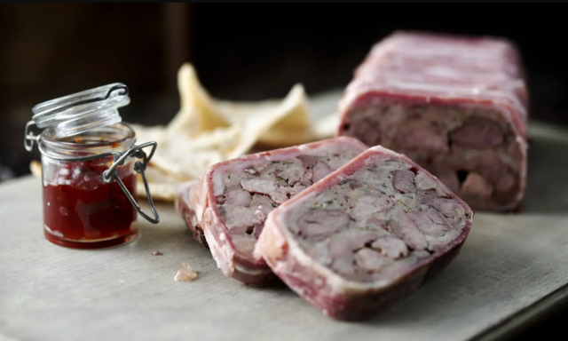 H&aacute;rom &eacute;tel, amivel kar&aacute;csonykor villanthatsz a vend&eacute;gek előtt