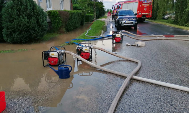 Esett egy kicsit - V&iacute;z al&aacute; ker&uuml;lt P&aacute;pa vas&aacute;rnap