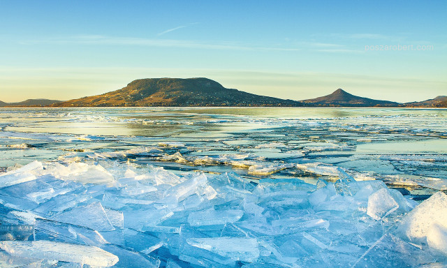 &Iacute;gy t&ouml;rik darabokra a Balaton jege - VIDE&Oacute;