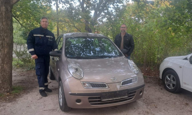 Nem kev&eacute;s van a k&ouml;r&ouml;z&ouml;tt v&aacute;rpalotai f&eacute;rfi rov&aacute;s&aacute;n - Aut&oacute;lop&aacute;s, &ouml;nb&iacute;r&aacute;skod&aacute;s, sat&ouml;bbi