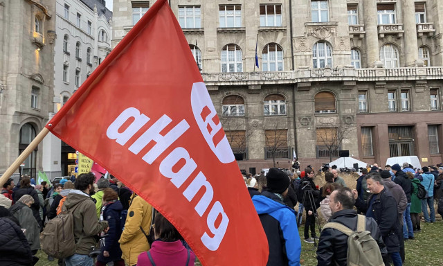 15 ezer ember tiltakoz&aacute;s&aacute;t viszi el az aHang a Honv&eacute;delmi Miniszt&eacute;riumhoz