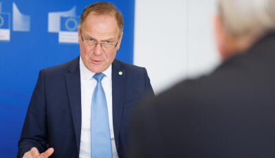 Navracsics Tibor reag&aacute;lt Lőrincz Vikt&oacute;ria miniszter k&ouml;zlem&eacute;ny&eacute;re - Nagy &aacute;rny&eacute;kra vetőd&eacute;sről besz&eacute;l