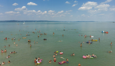 A bar&aacute;tnője ment&eacute;se k&ouml;zben fulladt a v&iacute;zbe egy fiatal f&eacute;rfi Balatonlell&eacute;n