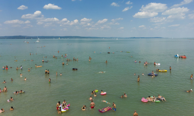 A bar&aacute;tnője ment&eacute;se k&ouml;zben fulladt a v&iacute;zbe egy fiatal f&eacute;rfi Balatonlell&eacute;n