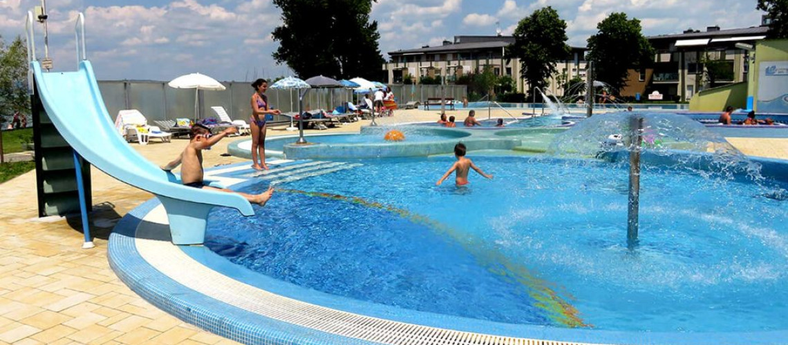 Olyan magasak a fenntart&aacute;si k&ouml;lts&eacute;gek, hogy id&eacute;n nem nyit ki a n&eacute;pszerű balatoni &eacute;lm&eacute;nyf&uuml;rdő