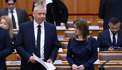 Ruszin-Szendi Romulusz: Nem &aacute;ll&iacute;tjuk vissza a katonai sork&ouml;telezetts&eacute;get Magyarorsz&aacute;gon