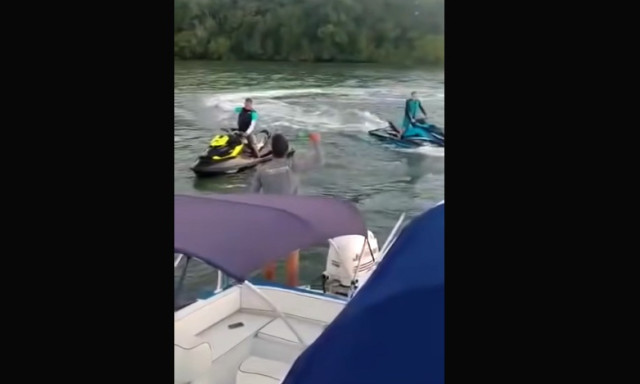 Ez&eacute;rt ne pof&aacute;zz vissza soha egy jet-ski band&aacute;nak! - VIDE&Oacute;