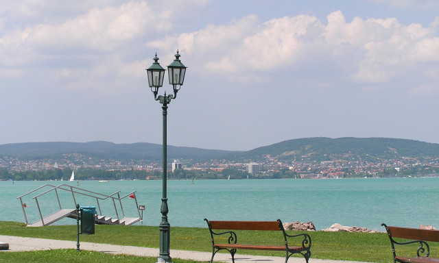 A Balaton-part ink&aacute;bb egy &ouml;sszn&eacute;pi kiegyez&eacute;s