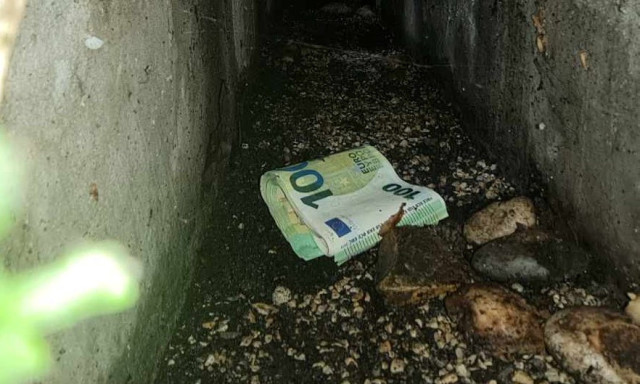 K&eacute;tmilli&oacute; forintnyi eur&oacute;t tal&aacute;lt egy f&eacute;rfi P&aacute;p&aacute;n, majd a csatorn&aacute;ba rejtette